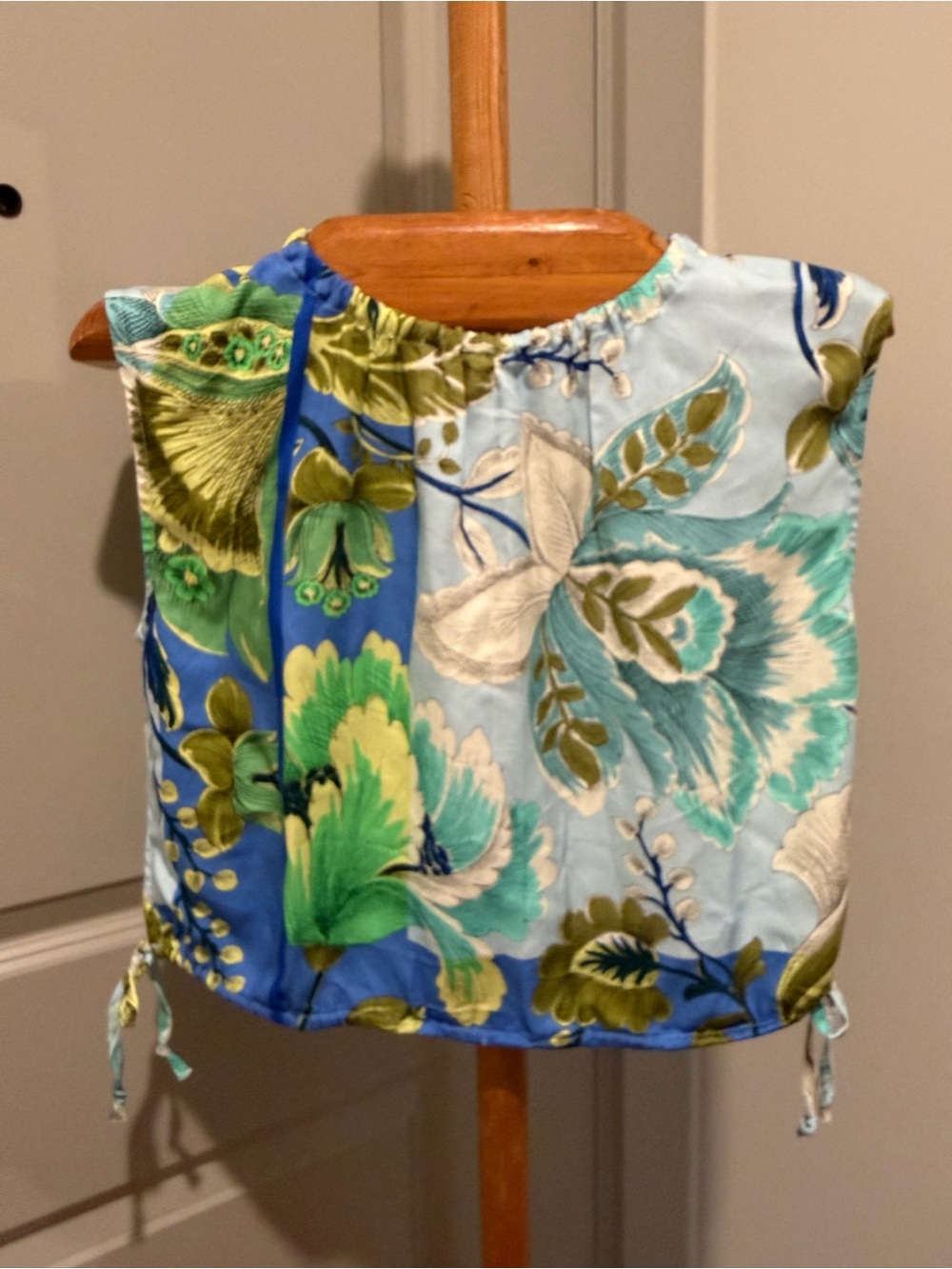 Fifteen Twenty 15/20 Viscose Blue & Green Floral Sleeveless Blouse Size XS